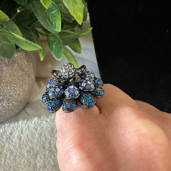 Joan Rivers Blue Pave and Clear Rhinestone Flower Set in Gunmetal. Size 8. - Picture 4 of 11
